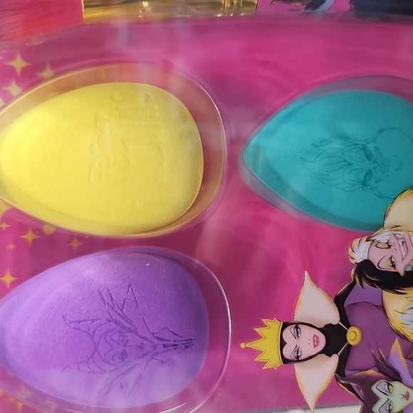 Disney Villains Beauty Set with Brushes and Sponges - Picture 4 of 4